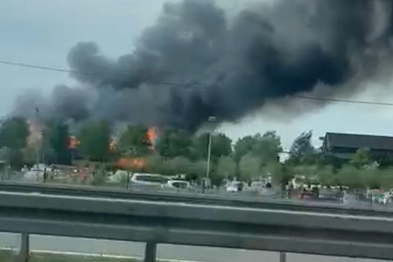 In einem Freizeitpark bei Elstal ist ein größeres Feuer ausgebrochen: Die Rauchsäule über "Karls Erlebnis-Dorf" ist weithin sichtbar.