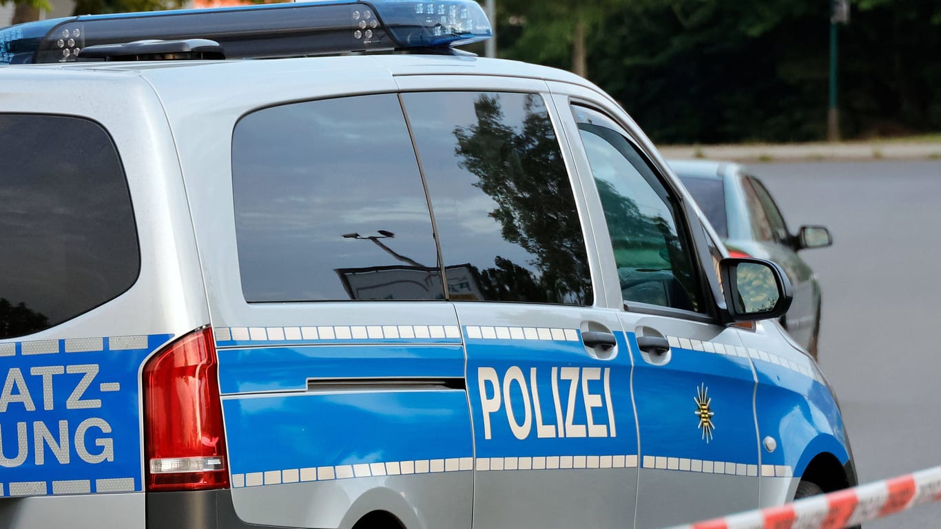 Sächsische Polizei (Symbolbild): In Chemnitz ermitteln Beamten gegen zwei Männer-Gruppen.