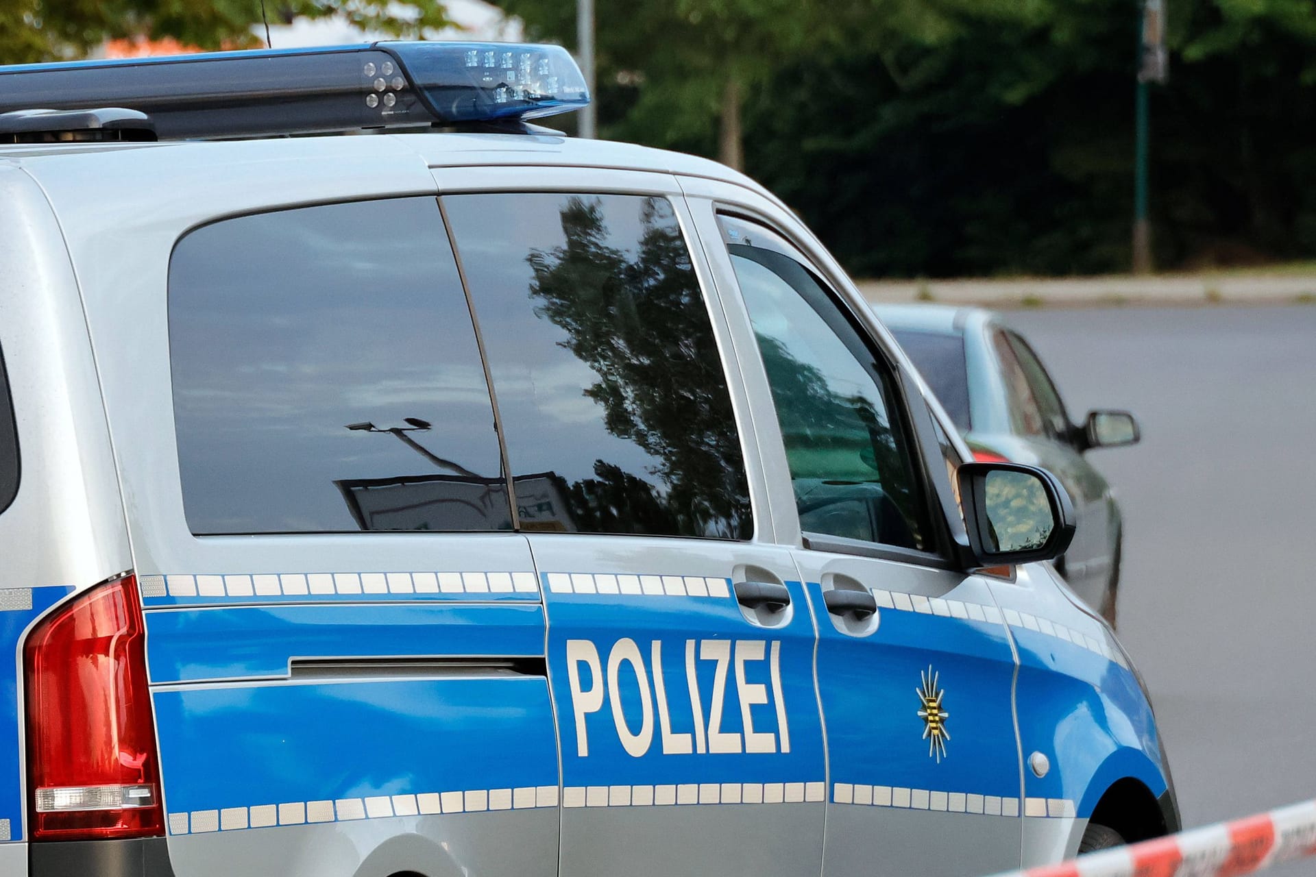 Sächsische Polizei (Symbolbild): In Chemnitz ermitteln Beamten gegen zwei Männer-Gruppen.