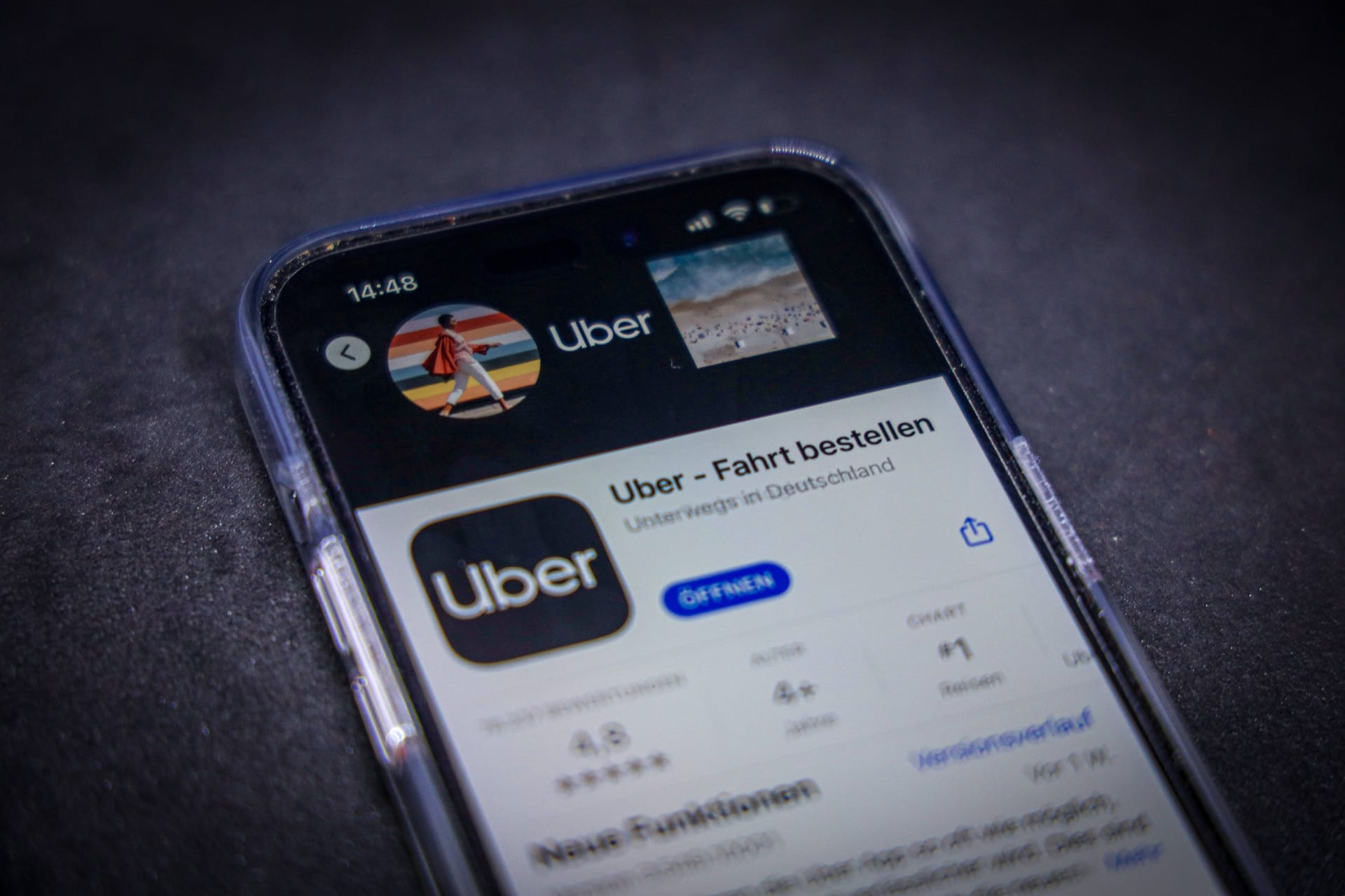 Die Uber-App auf einem Handy (Archivbild): In München kann man diese nun auch für den ÖPNV nutzen.