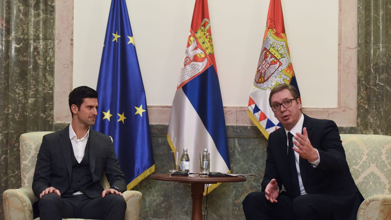 Djokovic (l.) wird im Februar 2022 vom serbischen Präsidenten Alexander Vucic empfangen.