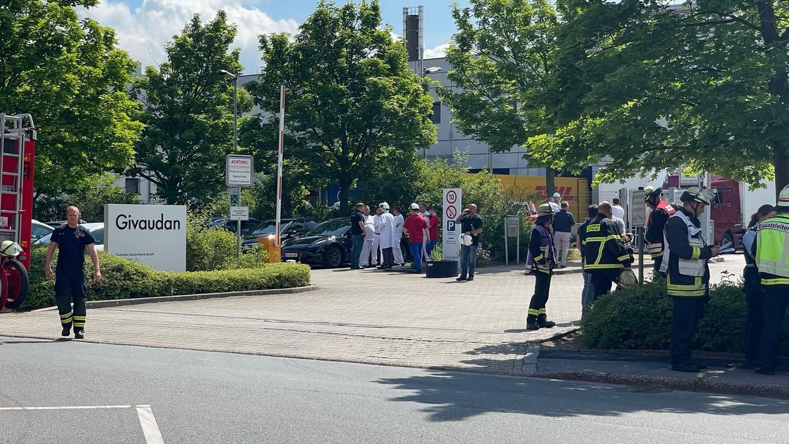 Feuerwehr und Rettungsdienst am Einsatzort: Bei der Firma "Givaudan" sorgte ein Störfall für mehrere Verletzte. Feuerwehr und Rettungsdienst am Einsatzort: Bei der Firma "Givaudan" sorgte ein Störfall für mehrere Verletzte.