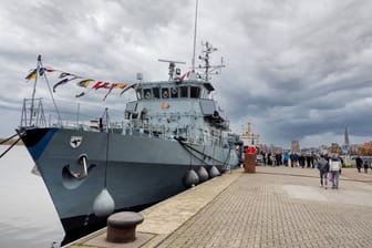 Ein Militärschiff am Pier in Rostock (Symbolbild): Der Hafen wird bei "Air Defender 2023" von einem fiktiven Gegner angegriffen.