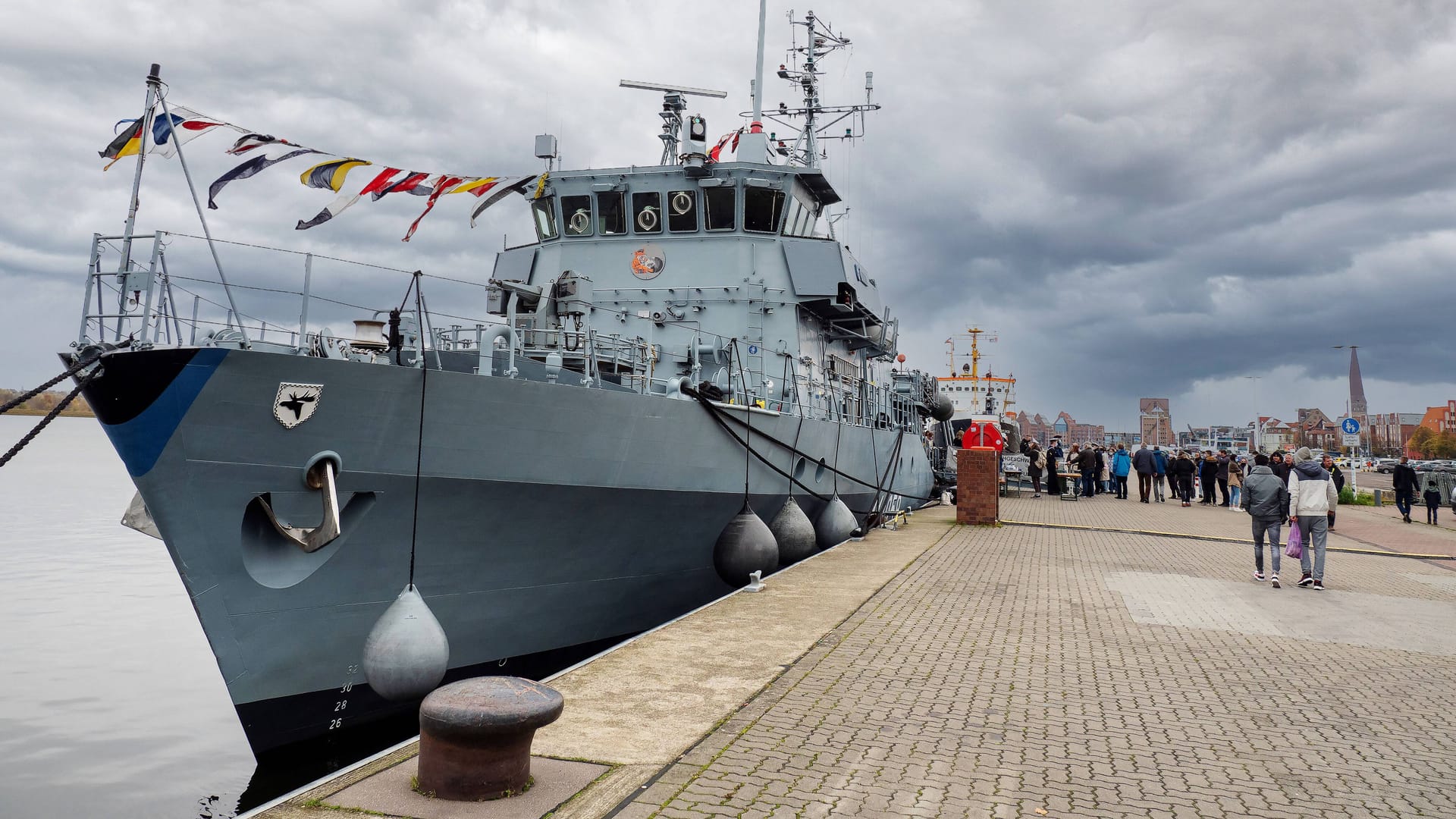 Ein Militärschiff am Pier in Rostock (Symbolbild): Der Hafen wird bei "Air Defender 2023" von einem fiktiven Gegner angegriffen.