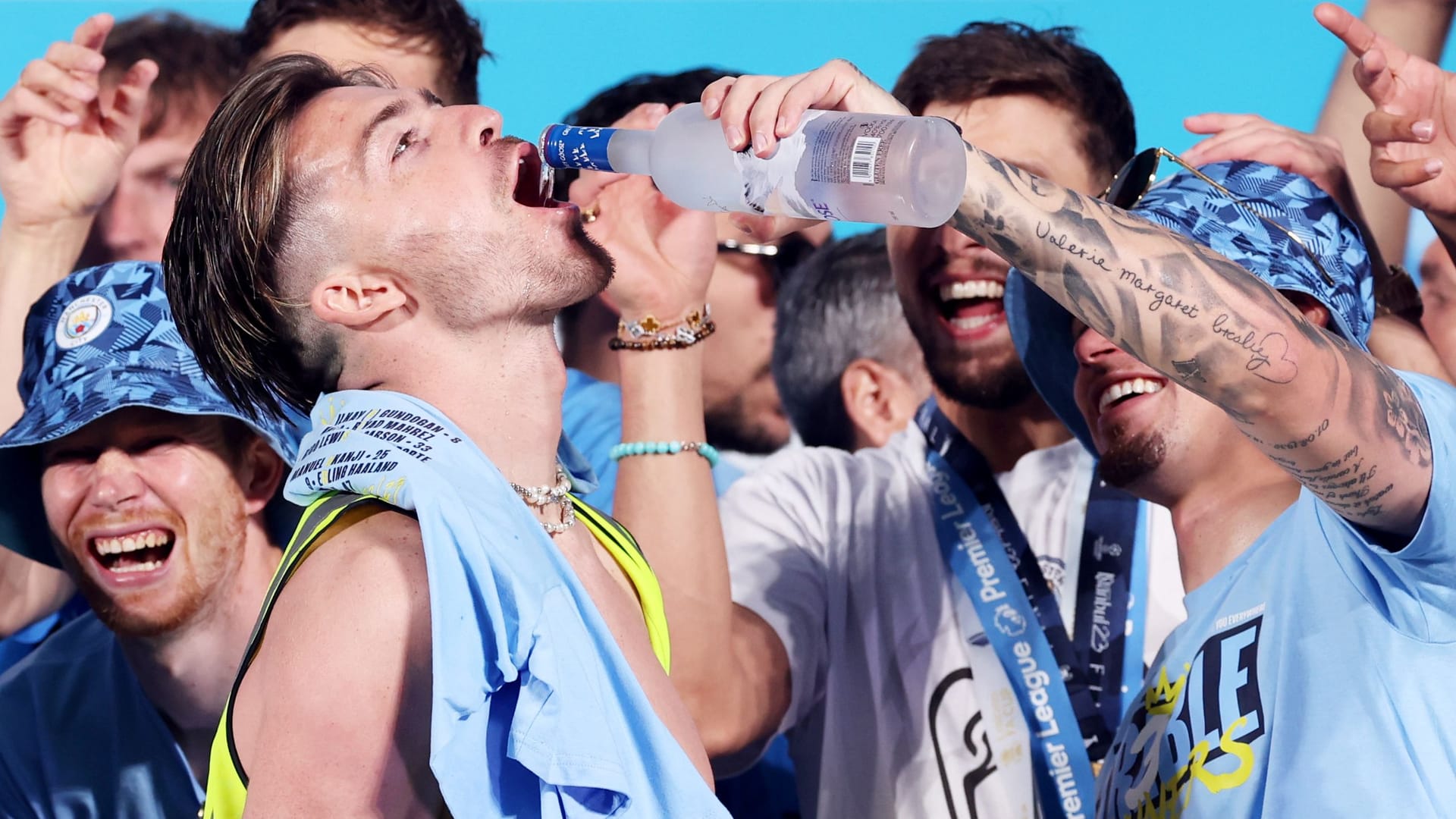 Truthahnfütterung: Jack Grealish wird von Teamkollege Kalvin Phillips mit Wodka versorgt.