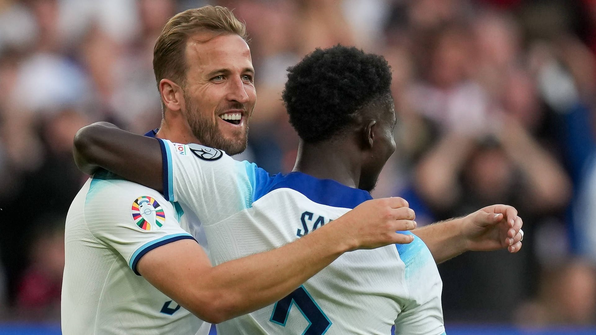 Harry Kane (l.) neben Bukayo Saka: Der englische Nationalstürmer soll Bayerns Plan A sein.