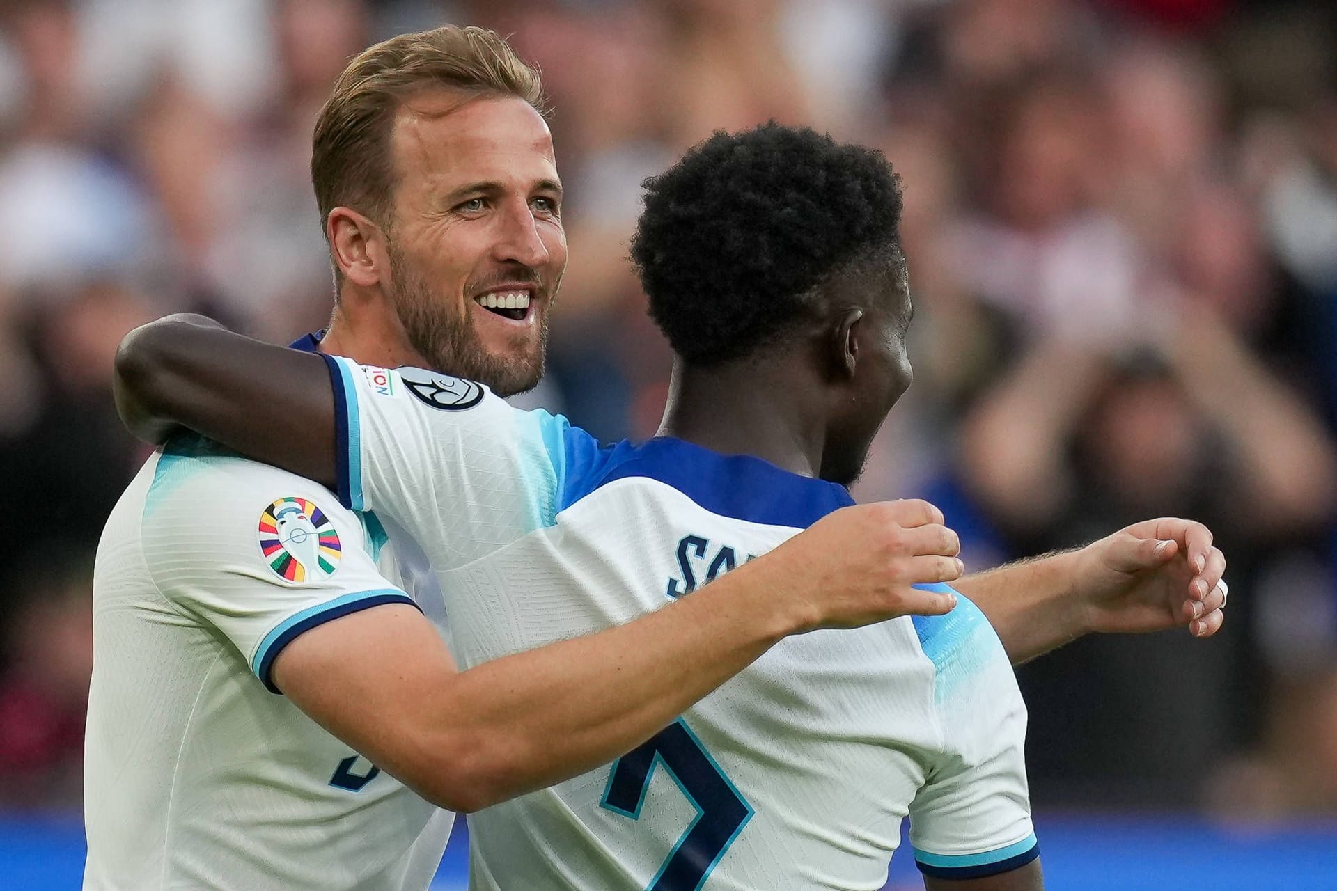 Harry Kane (l.) neben Bukayo Saka: Der englische Nationalstürmer soll Bayerns Plan A sein.