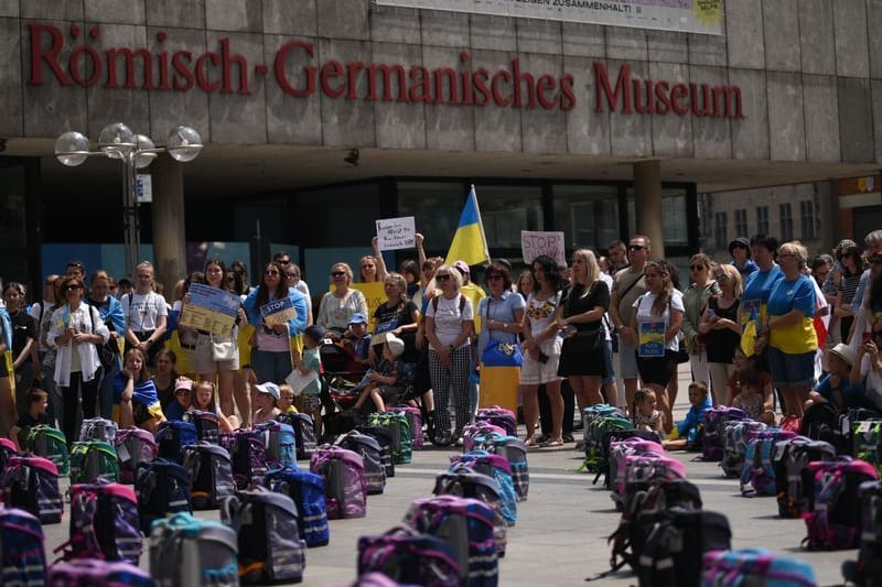 Menschen stehen während einer Solidaritätskundgebung am Roncalliplatz (Archiv): Am Sonntag haben hunderte Menschen auf das Leid der Kinder in der Ukraine aufmerksam gemacht.Menschen stehen während einer Solidaritätskundgebung am Roncalliplatz (Archiv): Am Sonntag haben hunderte Menschen auf das Leid der Kinder in der Ukraine aufmerksam gemacht.