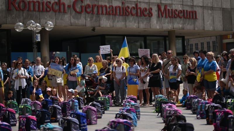 Menschen stehen während einer Solidaritätskundgebung am Roncalliplatz (Archiv): Am Sonntag haben hunderte Menschen auf das Leid der Kinder in der Ukraine aufmerksam gemacht.Menschen stehen während einer Solidaritätskundgebung am Roncalliplatz (Archiv): Am Sonntag haben hunderte Menschen auf das Leid der Kinder in der Ukraine aufmerksam gemacht.