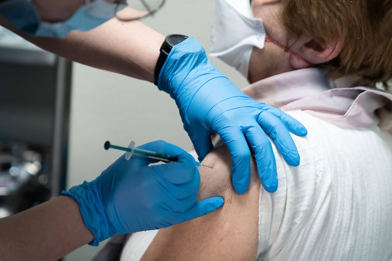 Eine Frau erhält ihre Corona-Impfung (Symbolbild): Biontech wird wegen angeblicher Impfschäden verklagt.