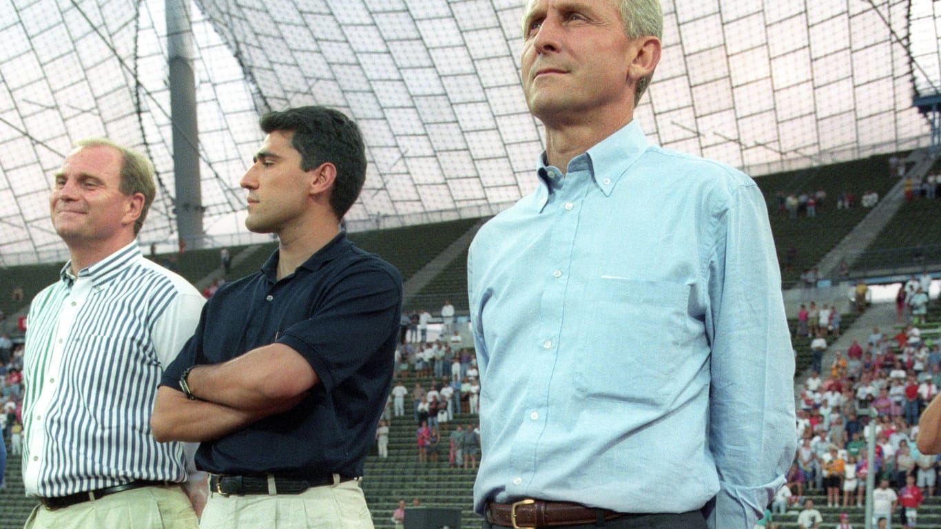 Massimo Morales (Mitte) 1994 als Trainerassistent des FC Bayern im Münchner Olympiastadion neben Uli Hoeneß (Archivbild): Cheftrainer war Giovanni Trapattoni (rechts).