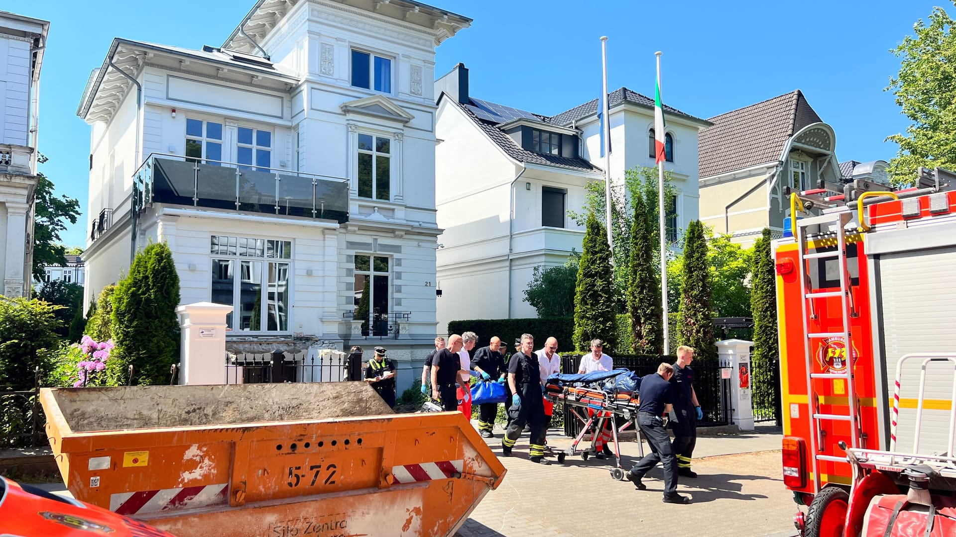 Der Honorarkonsul wird in die Klinik gebracht: Ein Wirbelsäulentrauma wird vermutet.