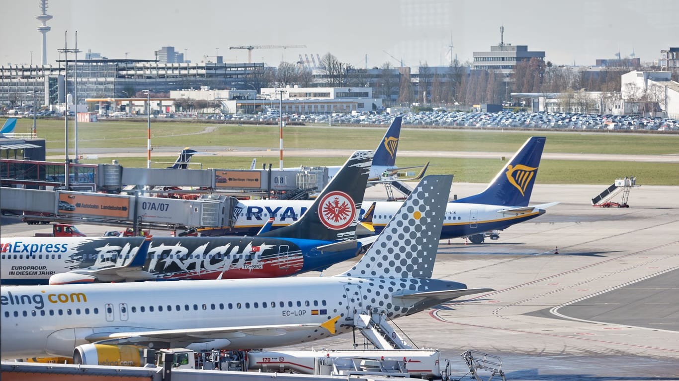 Blick auf das Rollfeld am Hamburger Flughafen (Symbolbild): Das "Air Defender"-Manöver bringt Auswirkungen mit sich. Blick auf das Rollfeld am Hamburger Flughafen (Symbolbild): Das "Air Defender"-Manöver bringt Auswirkungen mit sich.
