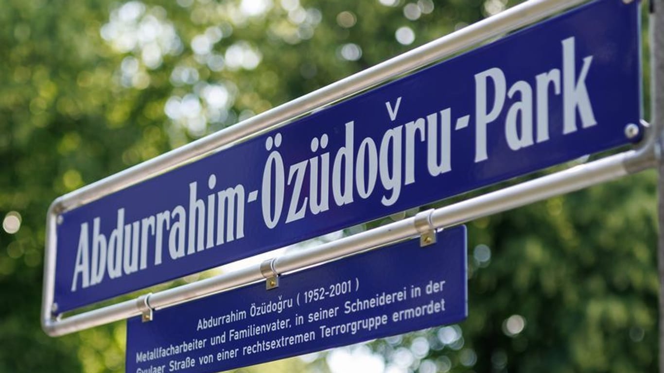 "Abdurrahim-Özüdogru-Park" steht auf einem Schild an dem neu eingeweihten Park.