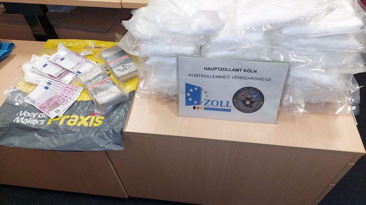 Der Kölner Zoll meldet einen Rekordfund: die sichergestellten Drogen und das Falschgeld. Der Kölner Zoll meldet einen Rekordfund: die sichergestellten Drogen und das Falschgeld.