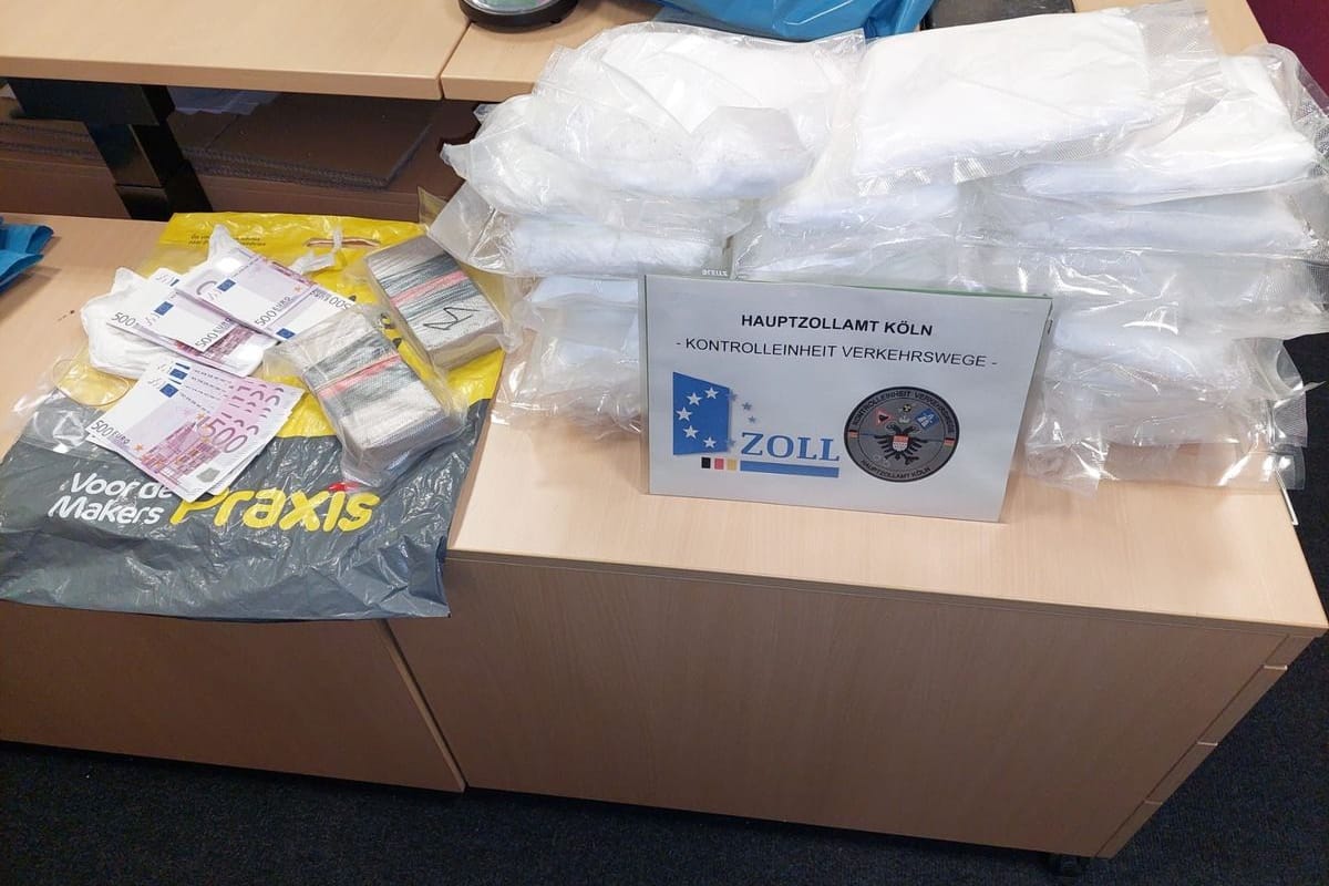Der Kölner Zoll meldet einen Rekordfund: die sichergestellten Drogen und das Falschgeld.