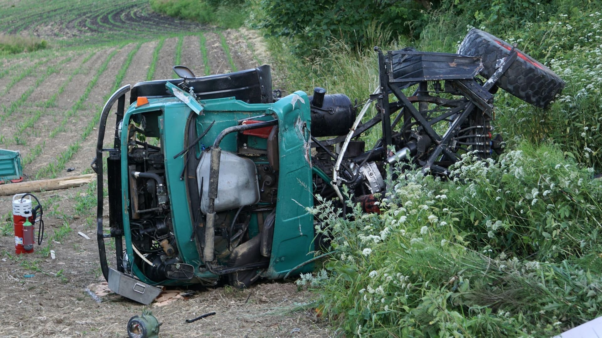 Klein-Lkw prallt gegen Regionalbahn - Fahrer tot, Verletzte