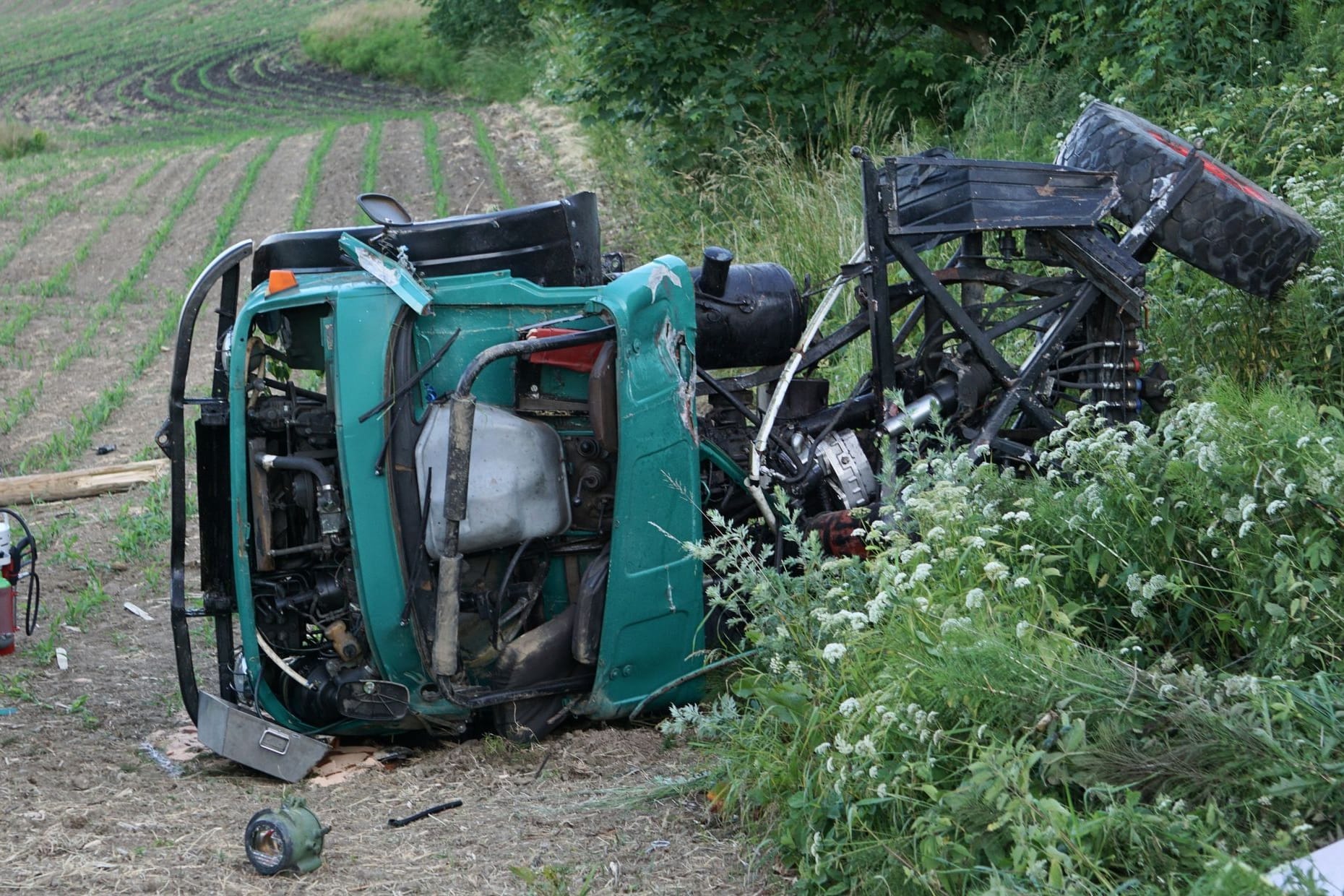 Klein-Lkw prallt gegen Regionalbahn - Fahrer tot, Verletzte