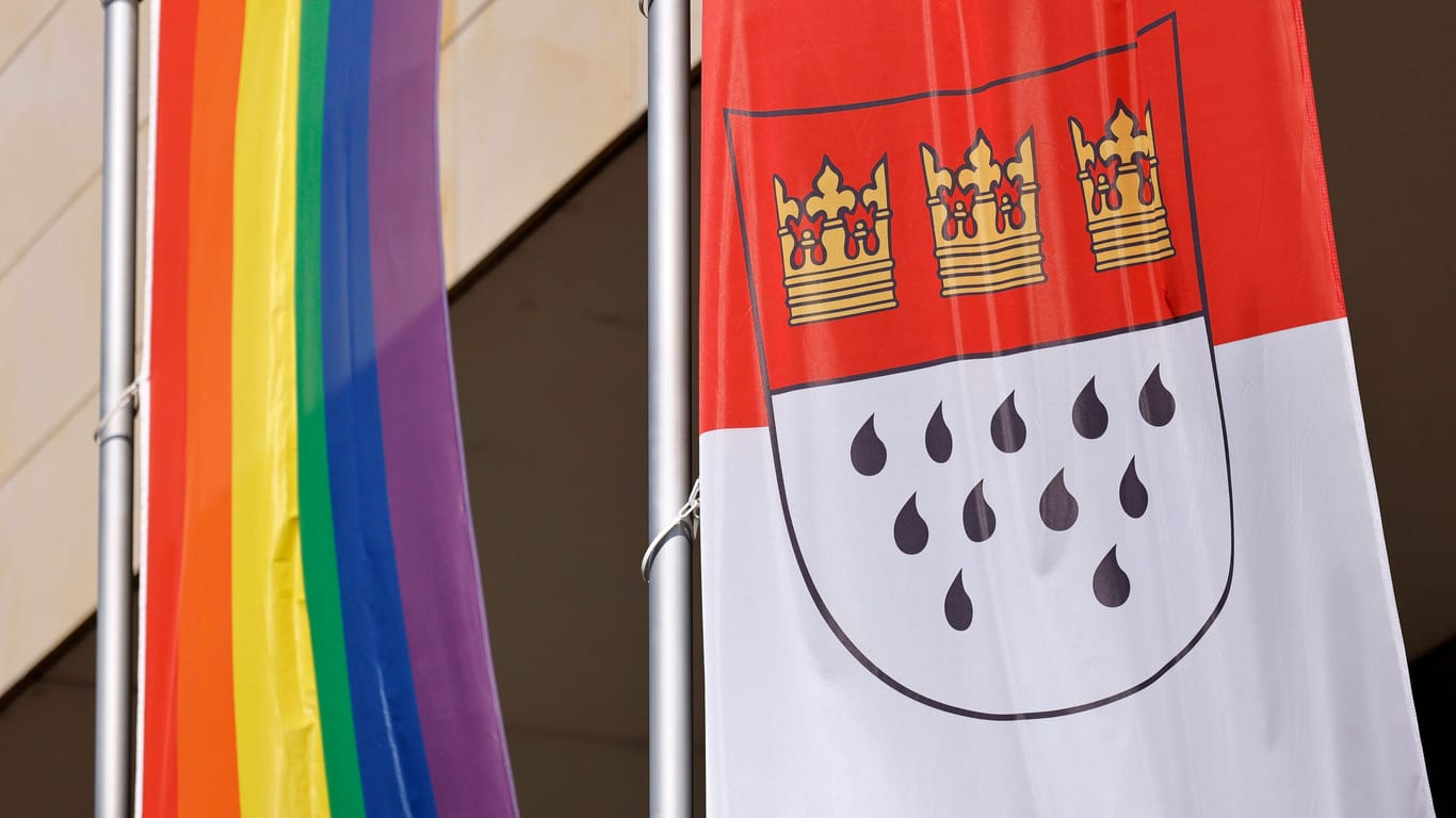 Regenbogenflagge neben einer Flagge mit dem Stadtwappen von Köln: Im Juni wird auch in der Domstadt der Pride Month gefeiert.