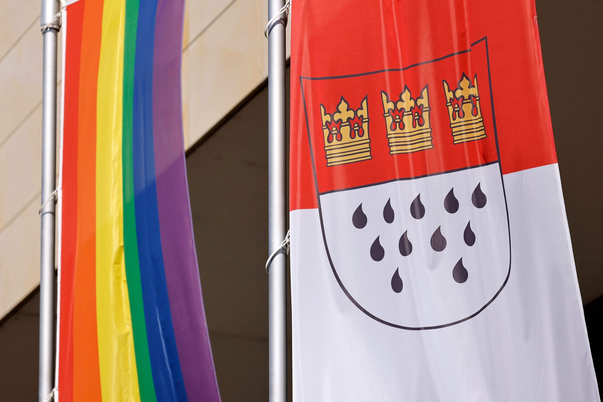 Regenbogenflagge neben einer Flagge mit dem Stadtwappen von Köln: Im Juni wird auch in der Domstadt der Pride Month gefeiert.