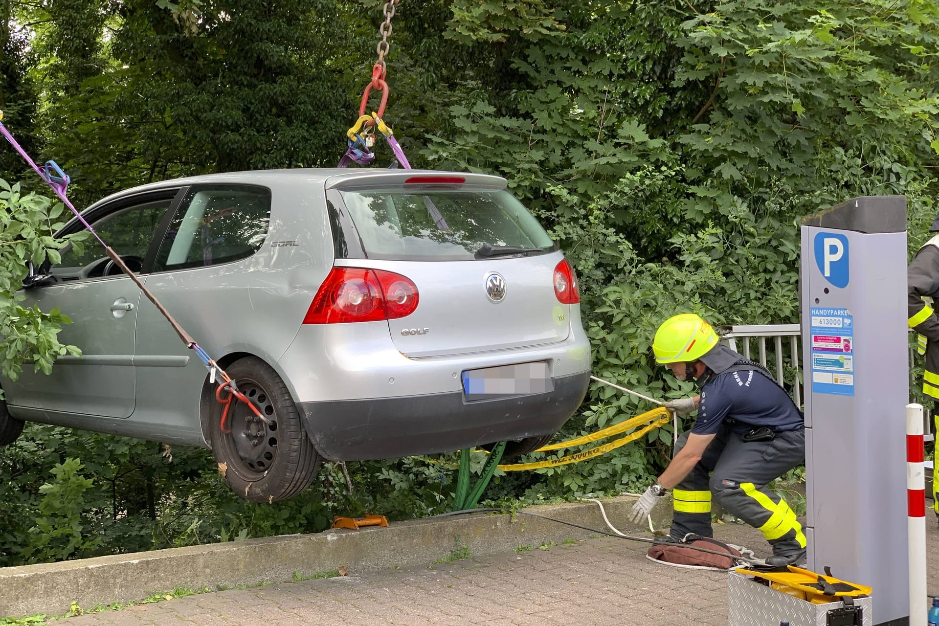 Ein PKW wird von der Feuerwehr geborgen (Symbolbild): In Köln hatte der Fahrer eines Autos Glück im Unglück.