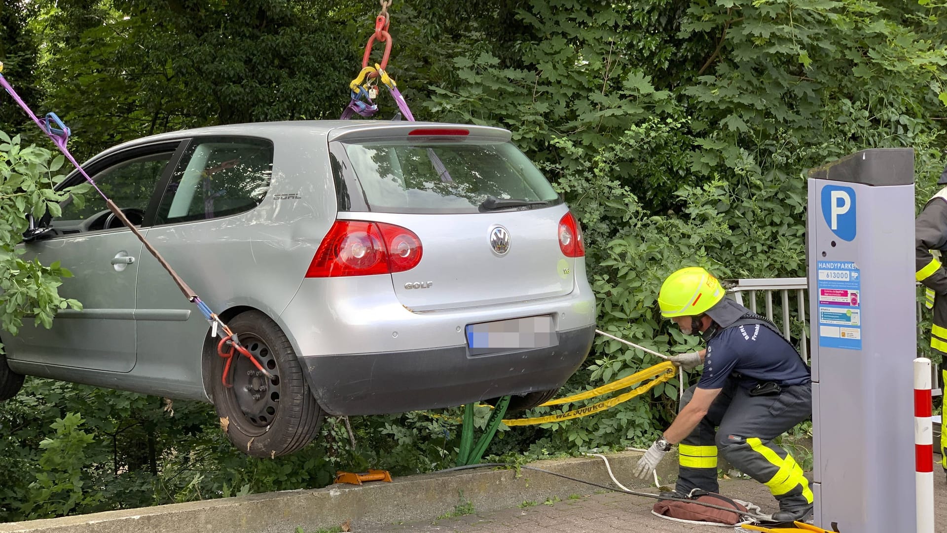 Ein PKW wird von der Feuerwehr geborgen (Symbolbild): In Köln hatte der Fahrer eines Autos Glück im Unglück.