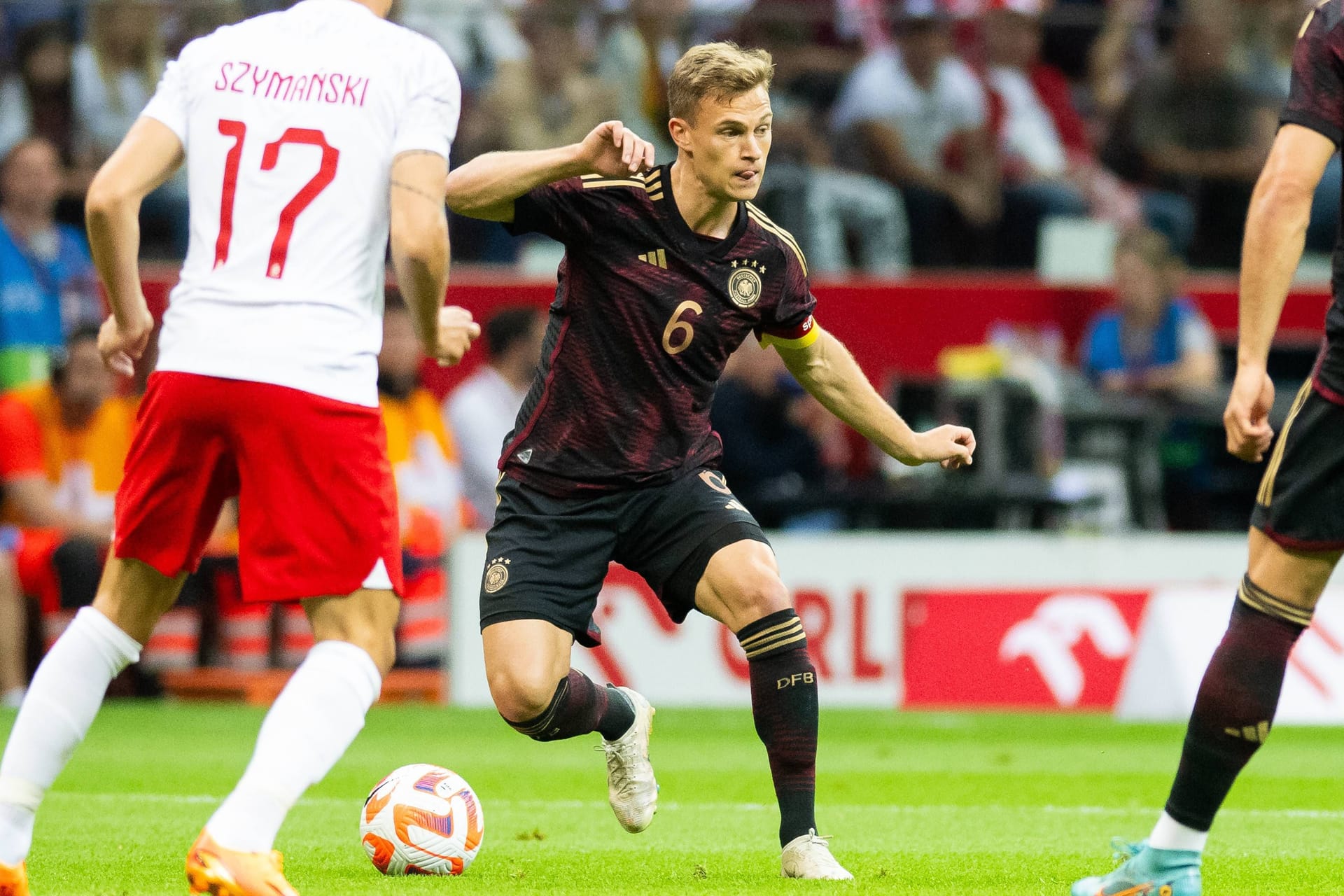 Joshua Kimmich (bis 80.): Agierte bei Spielbeginn an der Seite von Can, stand teils sogar etwas tiefer als der Dortmunder. Suchte und forderte immer wieder die Bälle, seine Aktionen blieben aber ohne Wirkung. Pech bei seinem Lattenschuss kurz nach der Pause (49.). Im behäbigen deutschen Mittelfeld bemüht, aber glücklos. Note 4 Joshua Kimmich (bis 80.): Agierte bei Spielbeginn an der Seite von Can, stand teils sogar etwas tiefer als der Dortmunder. Suchte und forderte immer wieder die Bälle, seine Aktionen blieben aber ohne Wirkung. Pech bei seinem Lattenschuss kurz nach der Pause (49.). Im behäbigen deutschen Mittelfeld bemüht, aber glücklos. Note 4