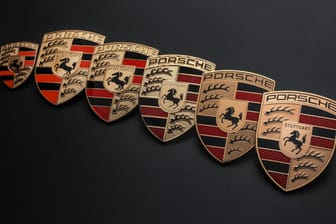 Die Porsche-Wappen im Laufe der Zeit: Ganz rechts im Bild das neue Logo, das ab Ende 2023 auf den Sportautos prangt.