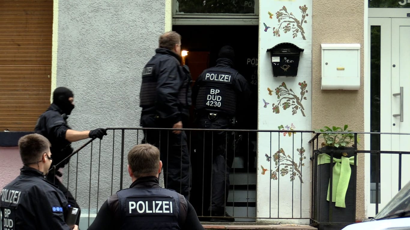 Mehre Polizisten vor einem Haus in Essen-Steele: Am frühen Morgen griffen die Ermittler zu.