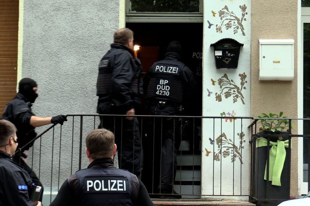 Mehre Polizisten vor einem Haus in Essen-Steele: Am frühen Morgen griffen die Ermittler zu.
