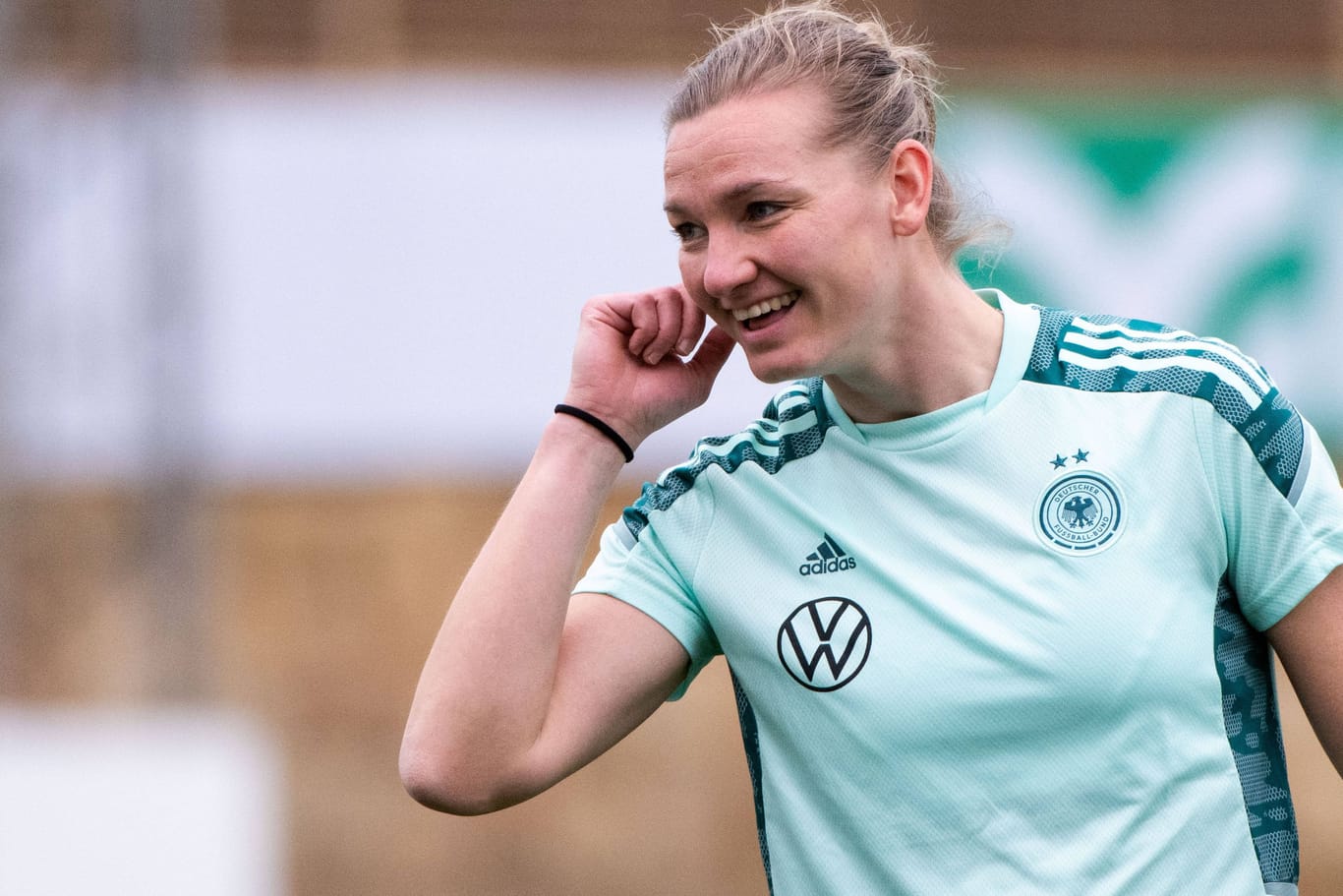 Alexandra Popp: Die DFB-Kapitänin und ihre Kolleginnen werden bei der WM im Sommer mehr Geld erhalten.