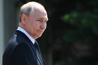 Putin am Mittag des 22. Juni 2023 am Grabmal des unbekannten Soldaten.