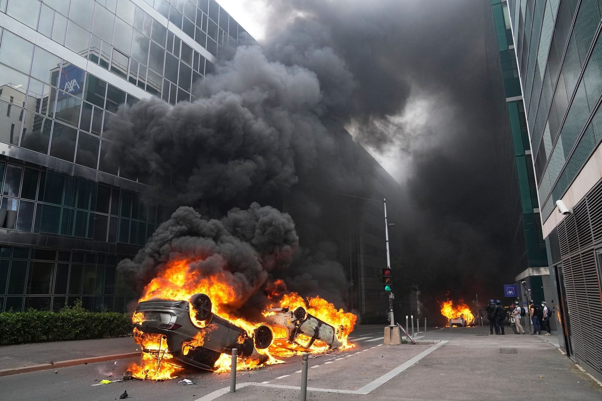 Im Pariser Vorort Nanterre brennen Autos.