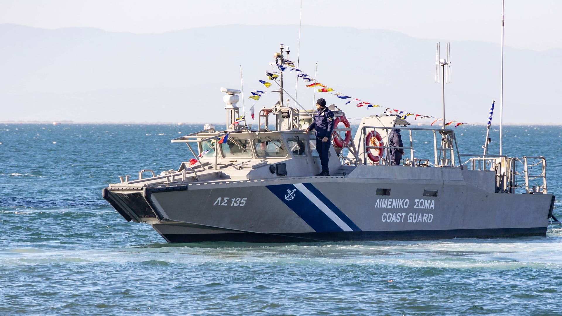 Schiff der griechischen Küstenwache (Symbolbild): Ein Politiker macht der Küstenwache schwere Vorwürfe. Schiff der griechischen Küstenwache (Symbolbild): Ein Politiker macht der Küstenwache schwere Vorwürfe.