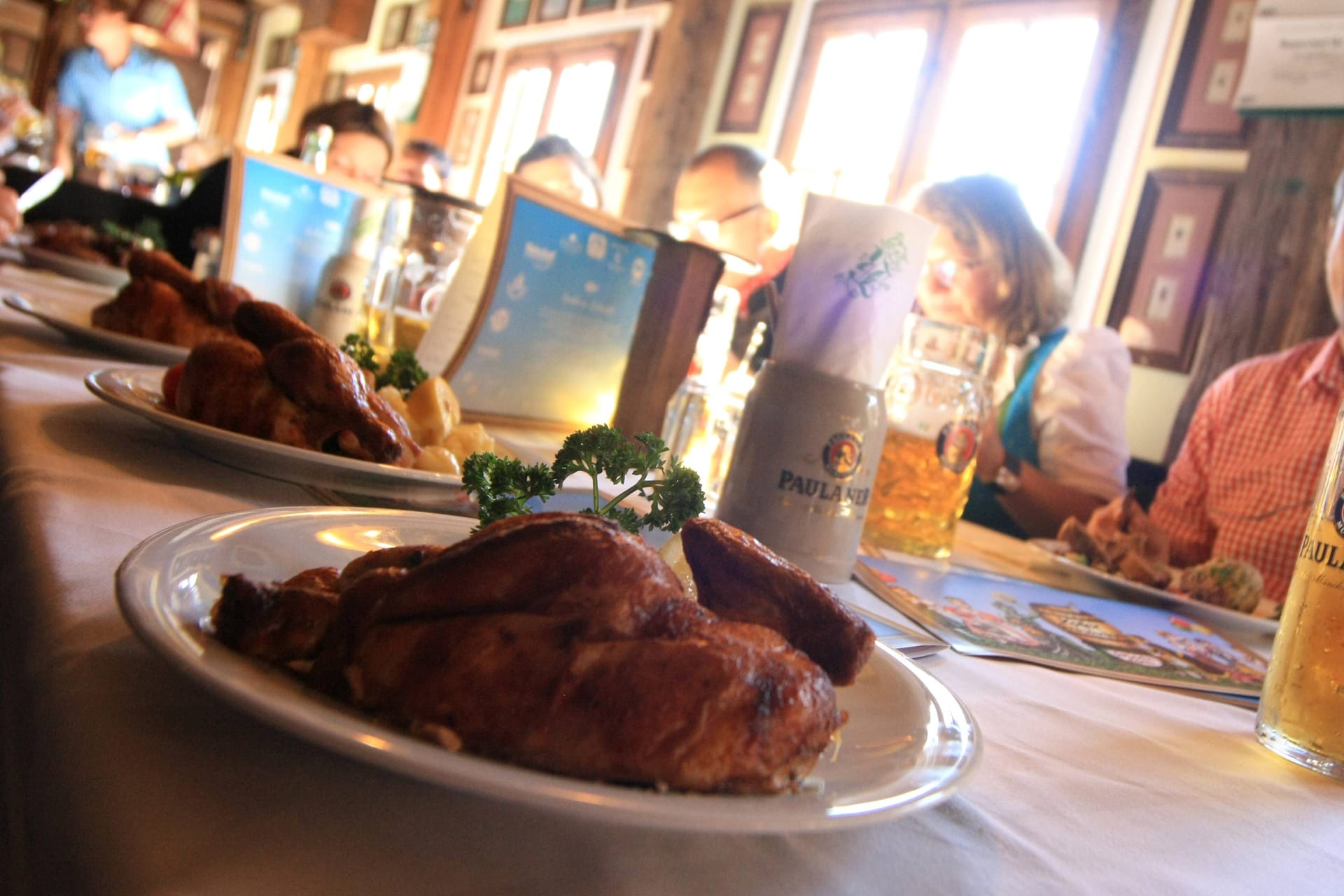 Ein Hendl auf dem Oktoberfest (Archivbild): Bei Paulaner gibt es das Gericht nur noch in der Bio-Variante.