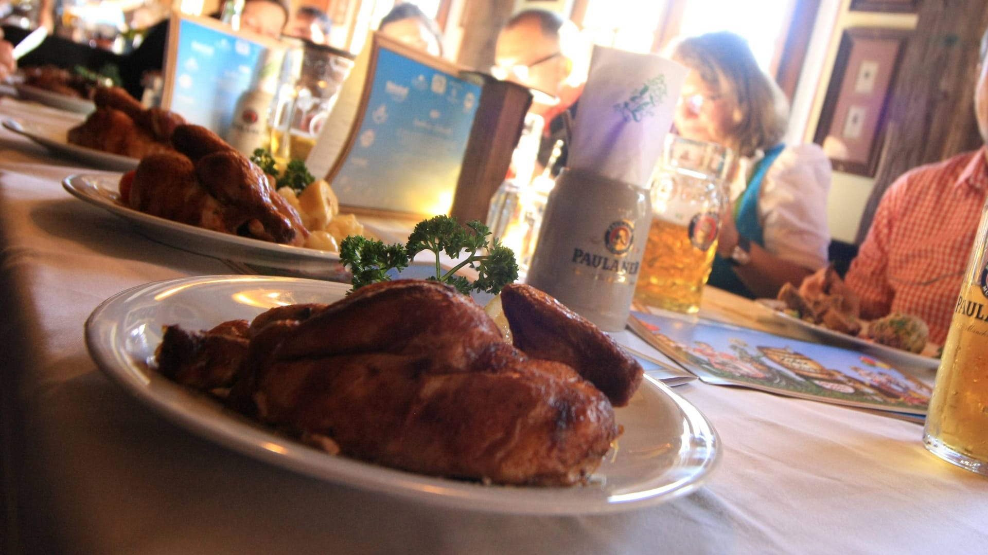 Ein Hendl auf dem Oktoberfest (Archivbild): Bei Paulaner gibt es das Gericht nur noch in der Bio-Variante.