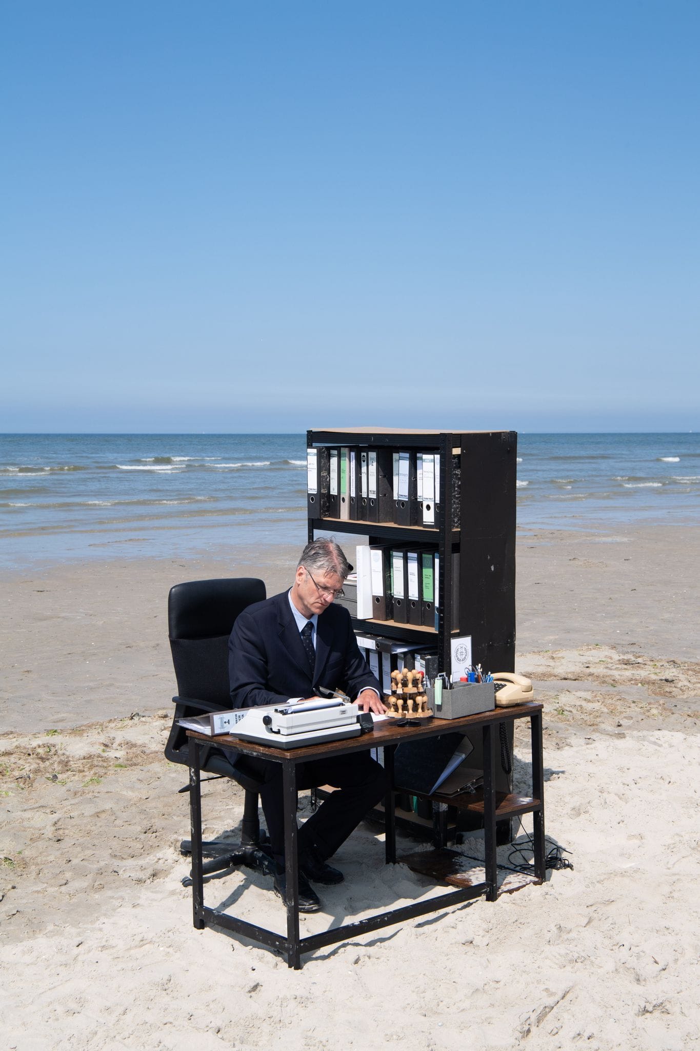 Ein Mann, ein Strand – ein Büro.