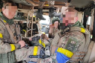 Freiwillige polnische Kämpfer in einem gepanzerten Fahrzeug: "Grüße an unsere Freunde vom Russischen Korps"