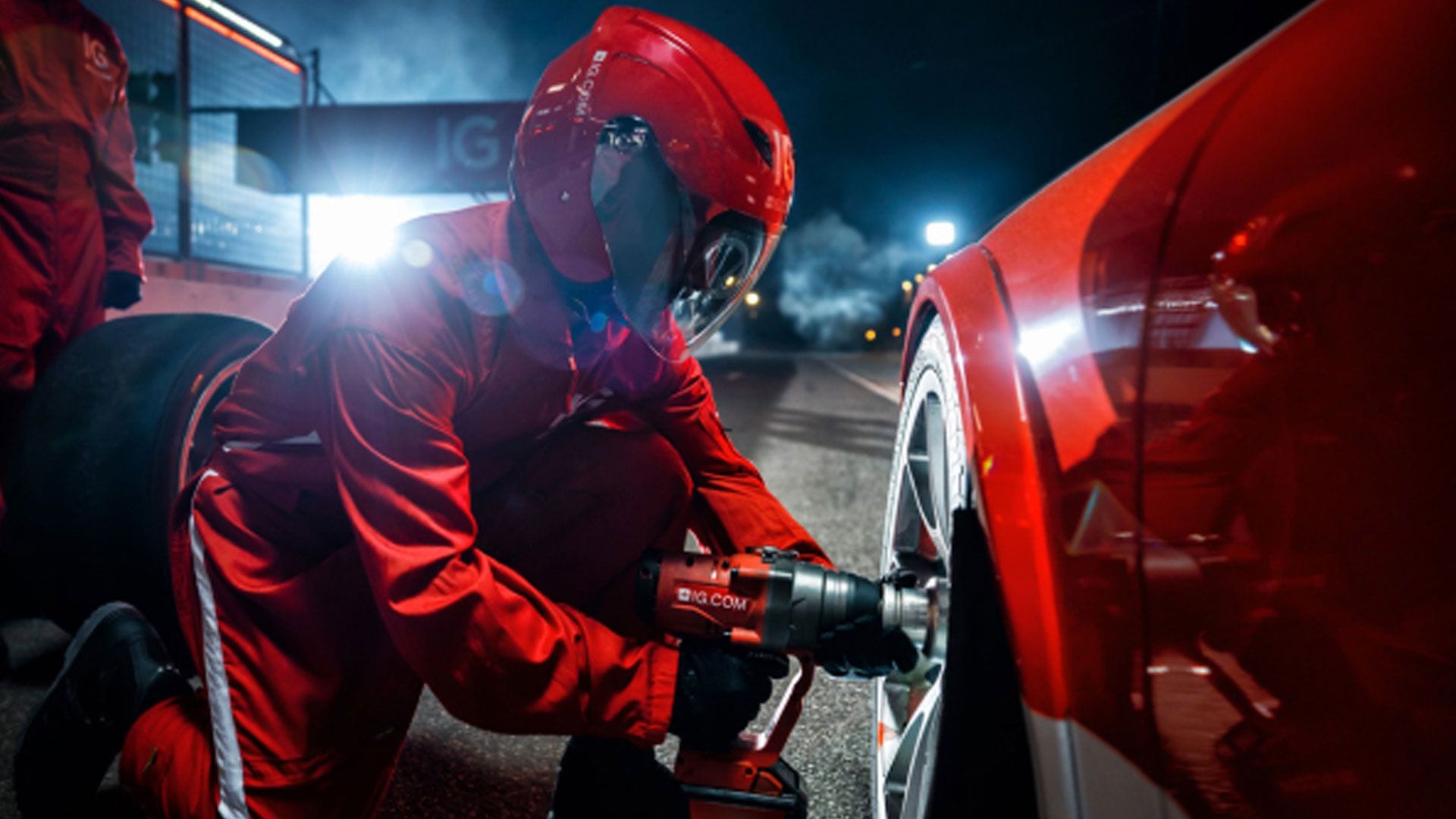 Die Parallelen sind eindeutig: Sowohl beim Motorsport als auch beim Trading ist es wichtig, einen starken und verlässlichen Partner an seiner Seite zu haben.
