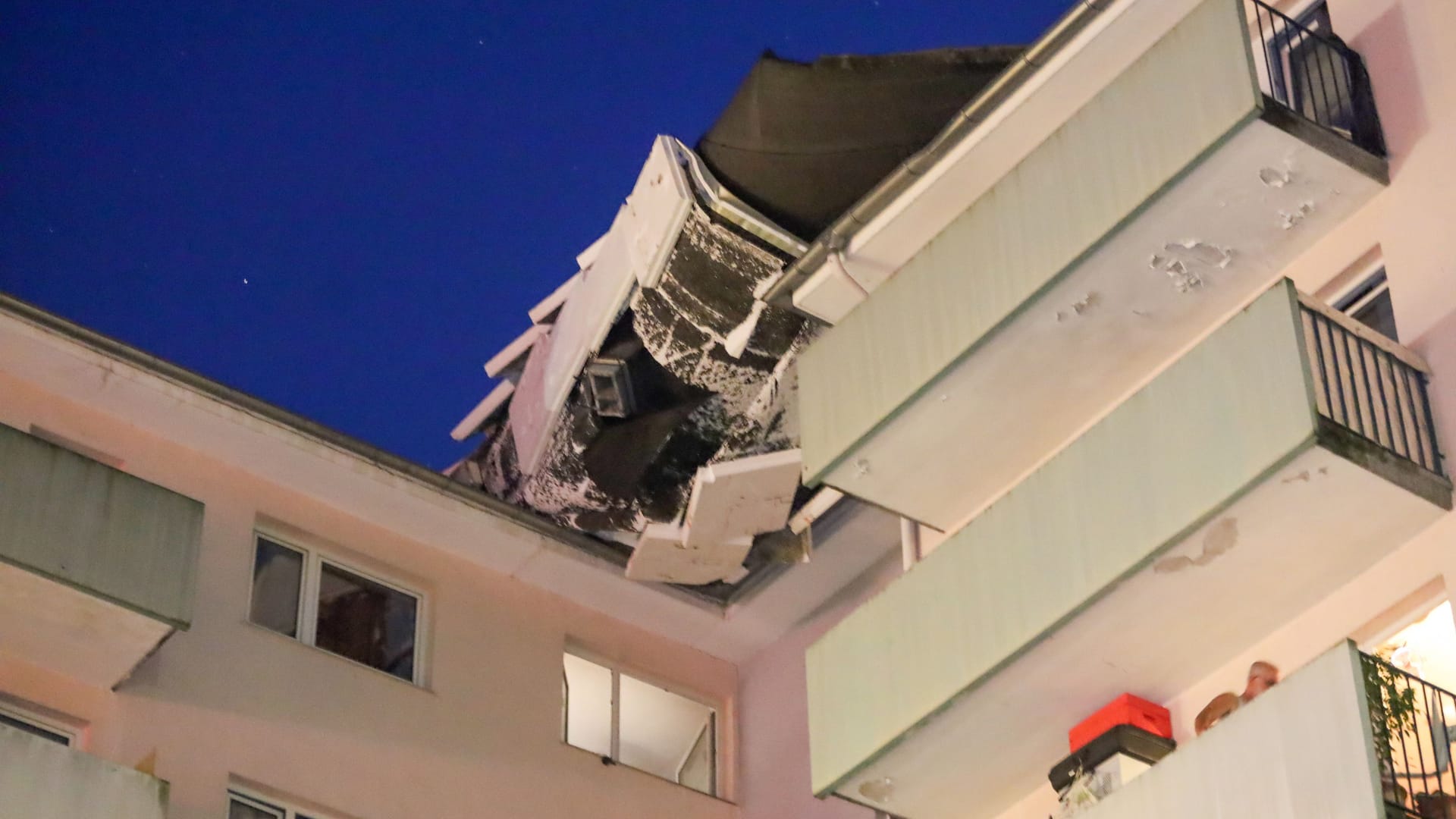 Unwetter in Rüsselsheim: Feuerwehr und THW werden voraussichtlich noch bis Mittwochmorgen im Einsatz sein.