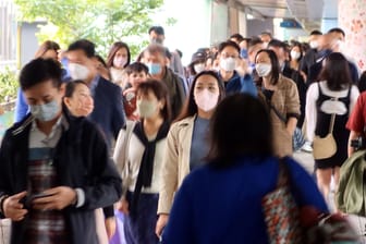 Passanten in Hongkong: Durch China rollt eine neue Infektionswelle.