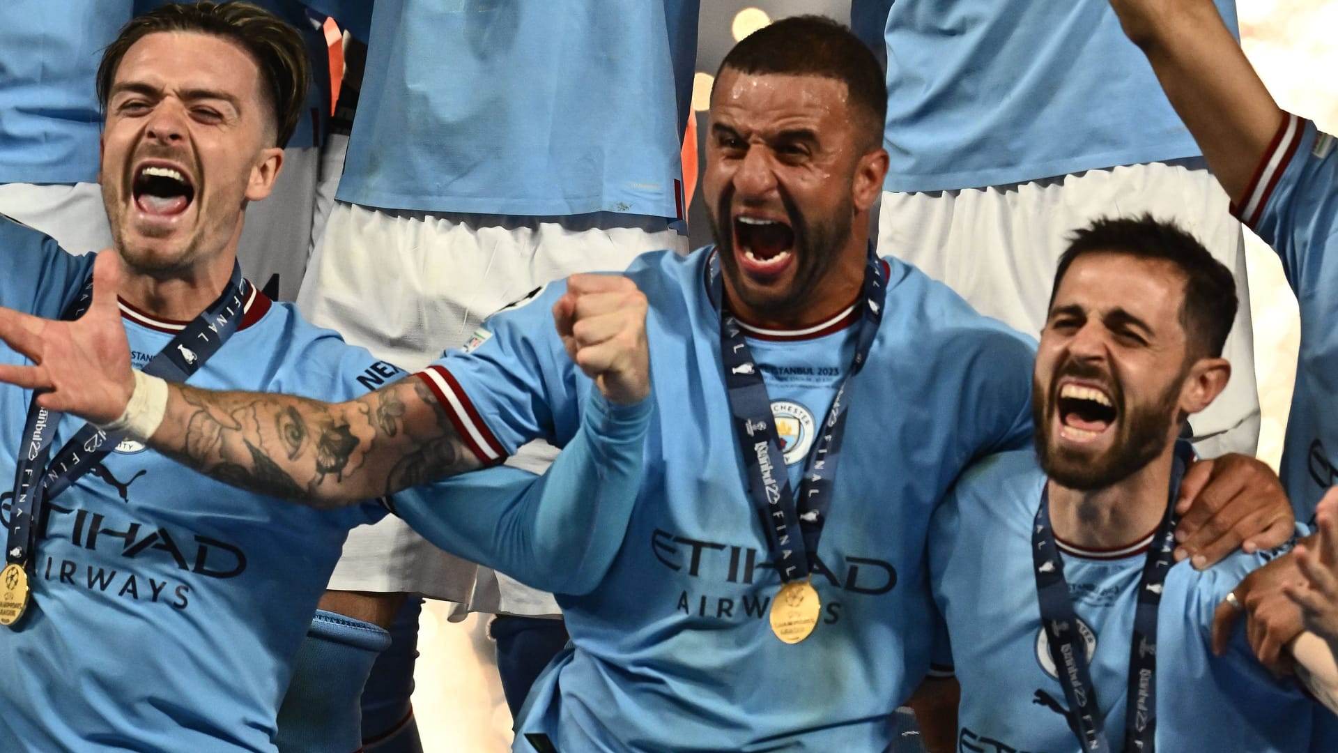 Kyle Walker (M.) bei der City-Siegesfeier nach dem CL-Finale: Interesse vom FC Bayern?