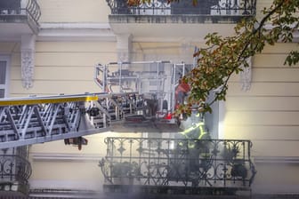 Einsatzkräfte der Feuerwehr auf einem Balkon (Symbolbild): Anwohner wählten wegen des Rauchs den Notruf.