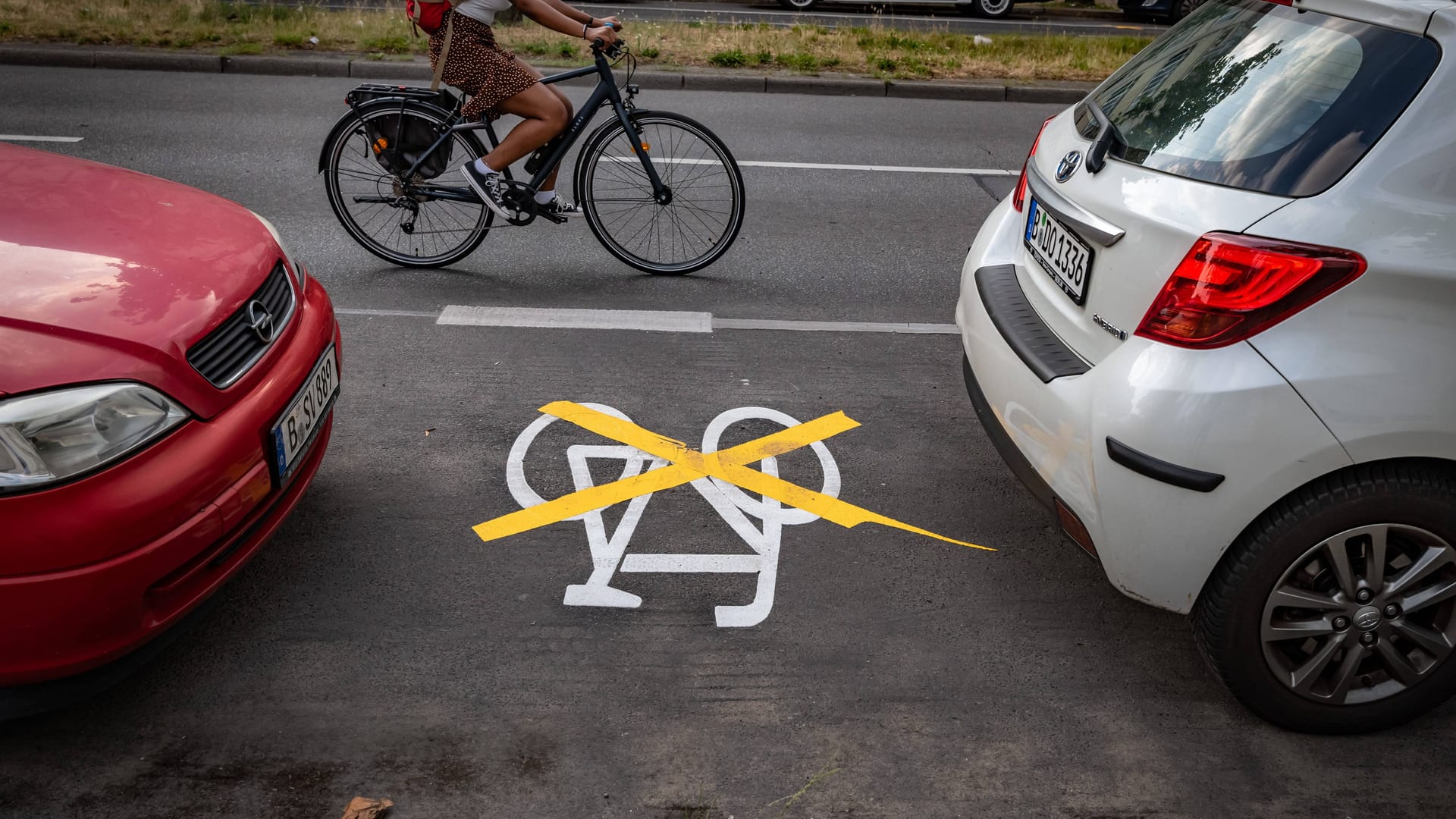 Die Ollenhauerstraße in Berlin: Ein fast fertig gestellter Radweg wird nun nicht eröffnet.