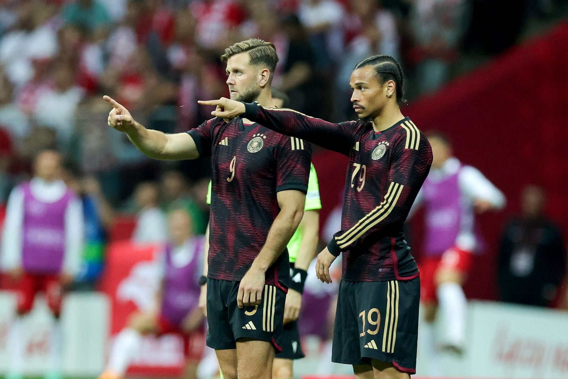 Leroy Sané (ab 68. für Henrichs): Agierte als Rechtsverteidiger recht defensiv. Dem Bayern-Spieler schien die Kraft zu fehlen, noch großen Einfluss aufs Spiel zu nehmen. Note 4 Leroy Sané (ab 68. für Henrichs): Agierte als Rechtsverteidiger recht defensiv. Dem Bayern-Spieler schien die Kraft zu fehlen, noch großen Einfluss aufs Spiel zu nehmen. Note 4