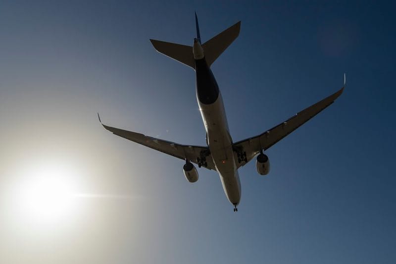 Ein Flugzeug setzt zum Landeanflug an (Symbolbild): Wegen des Großmanövers "Air Defender 2023" wird es zu Einschränkungen in NRW kommen.