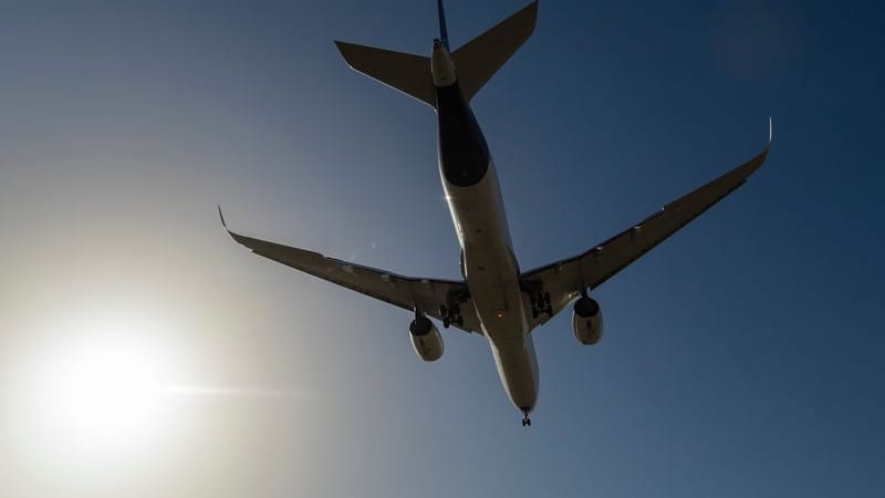 Ein Flugzeug setzt zum Landeanflug an (Symbolbild): Wegen des Großmanövers "Air Defender 2023" wird es zu Einschränkungen in NRW kommen.