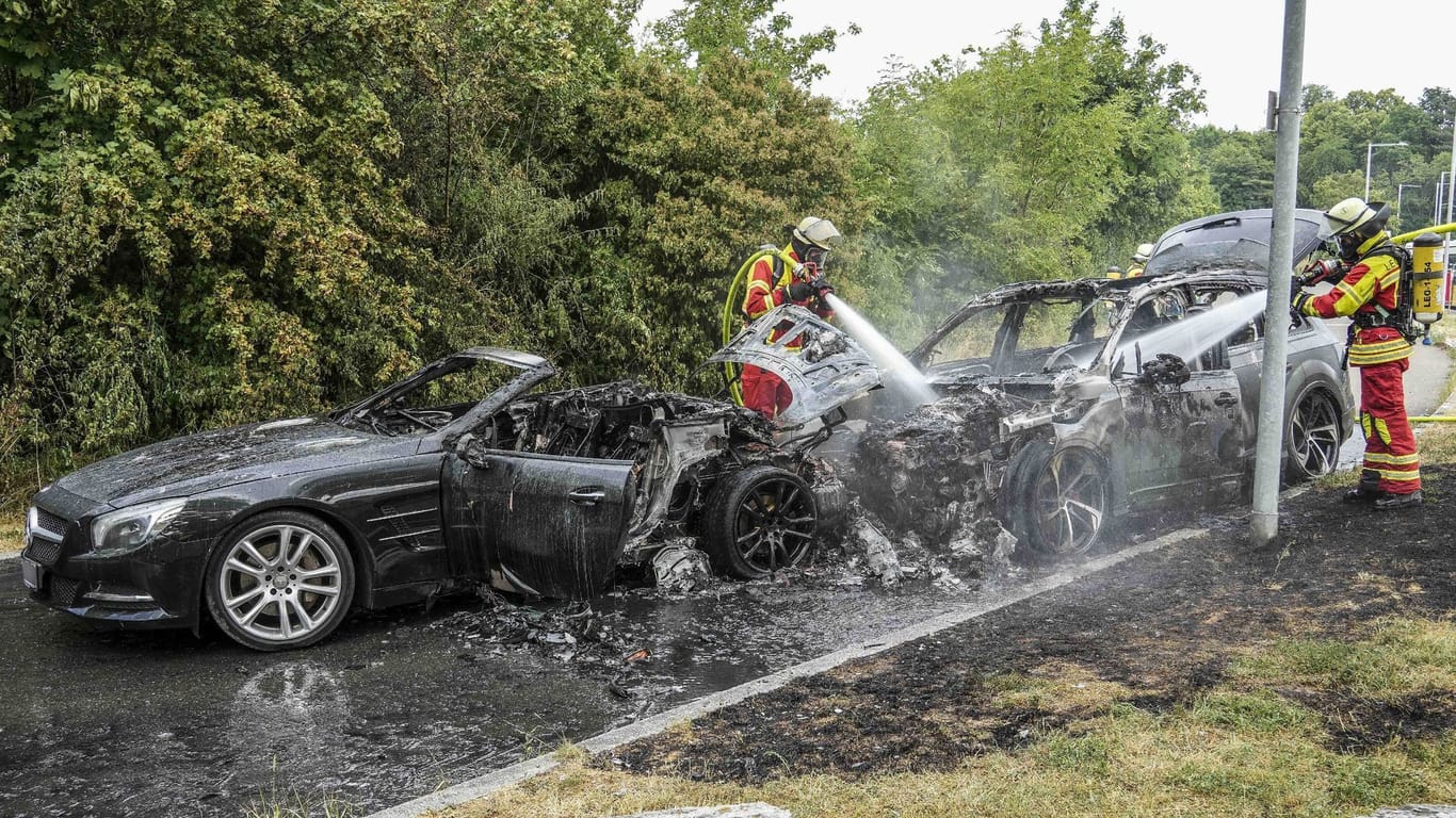 Löscharbeiten in Leonberg: Die Oberklasse-Fahrzeuge erlitten einen Totalschaden.