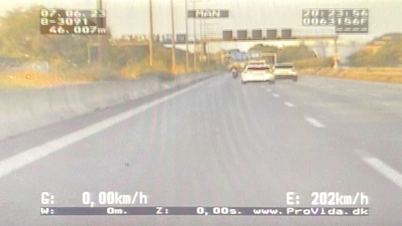 Radarfoto der Polizei: Mit 202 km/h fuhr ein junger Mann über die Autobahn.