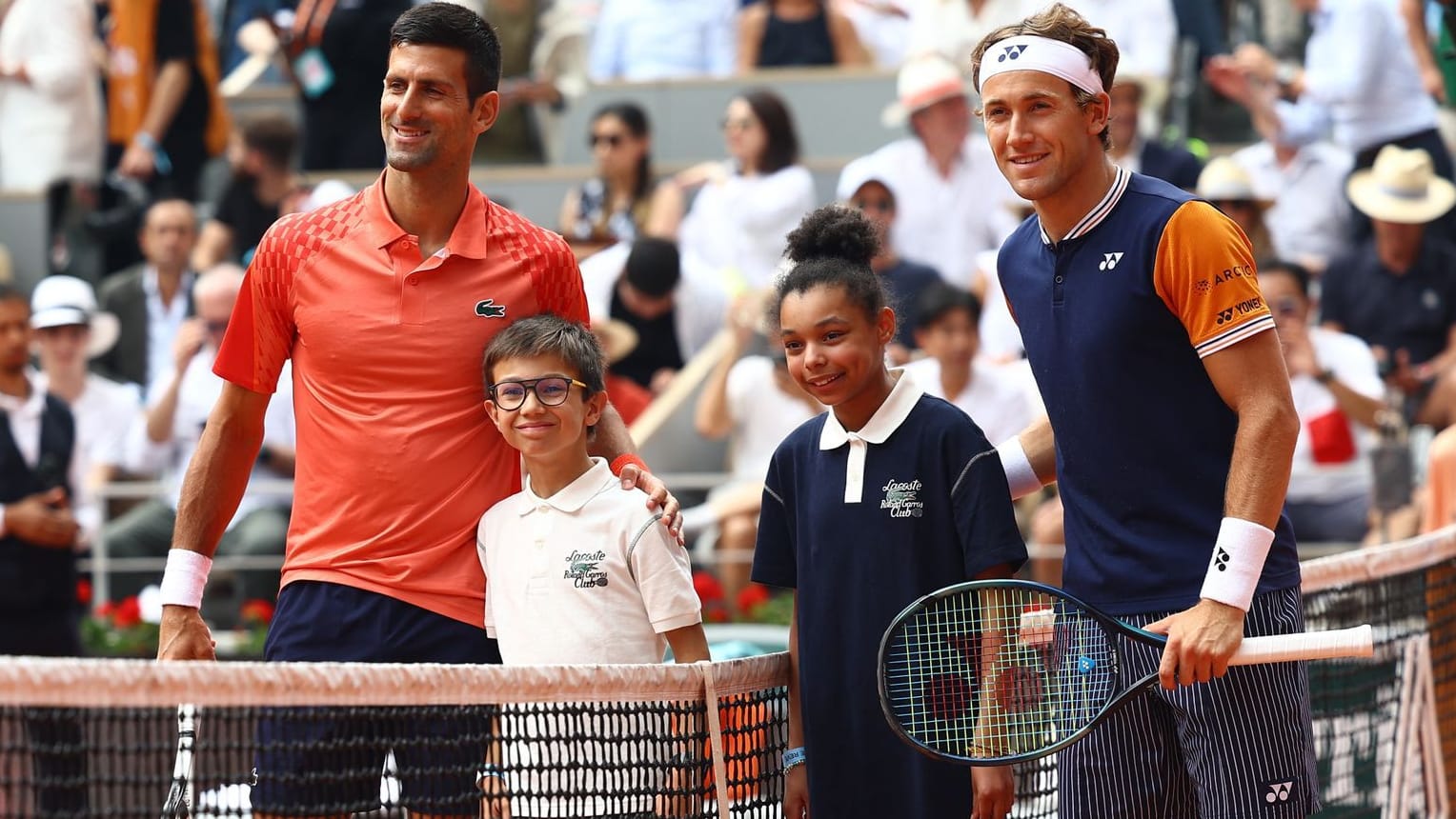 Djokovic (li.) und Ruud beim obligatorischen Foto vor Matchbeginn.